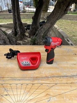 Milwaukee m12 impact driver kit