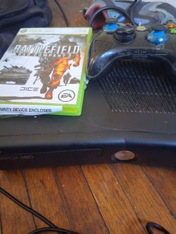 Xbox 360slim with one controller and one game