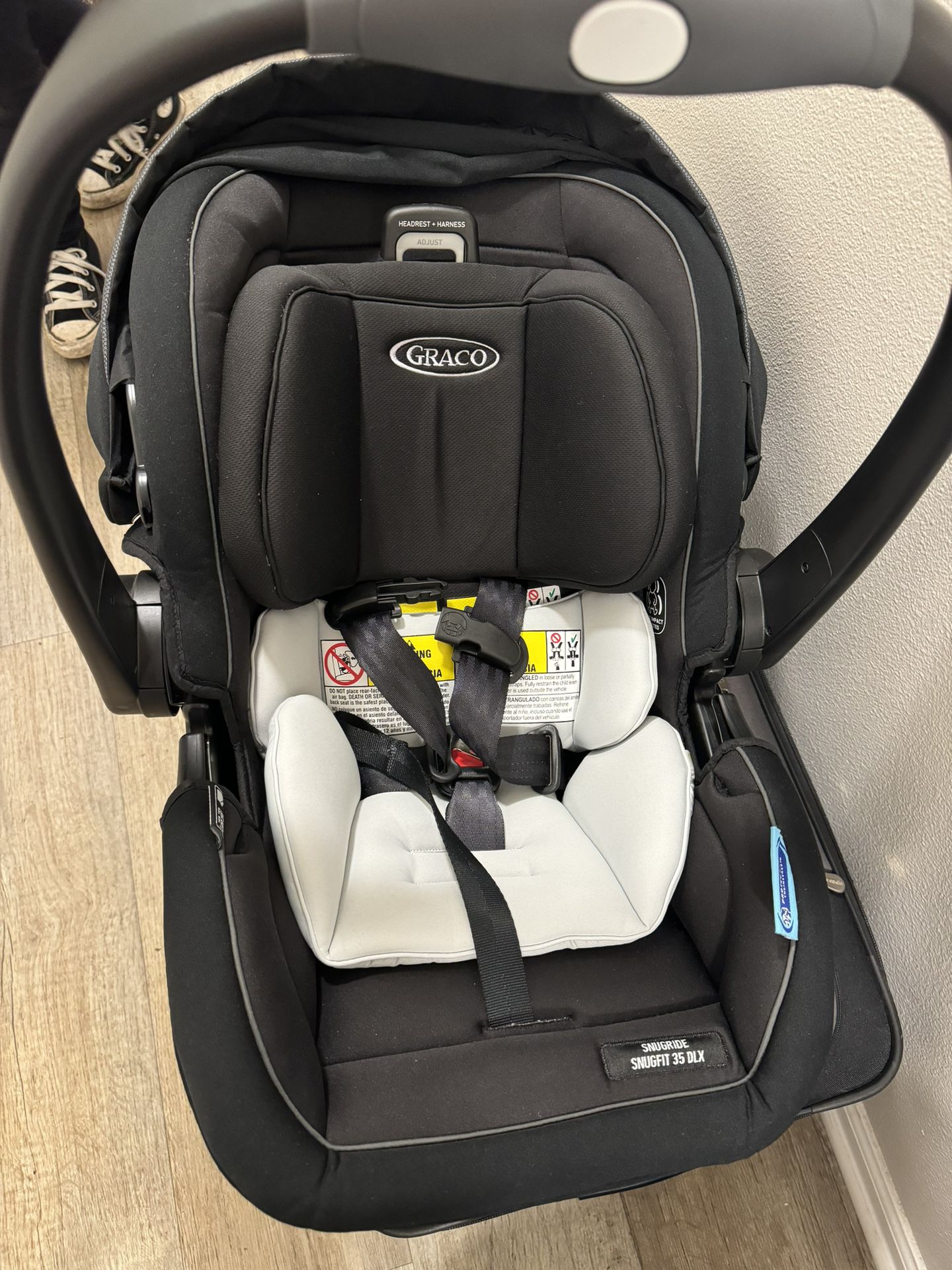 Black Graco Snugride Snugfit 35 DLX Infant Car seat 