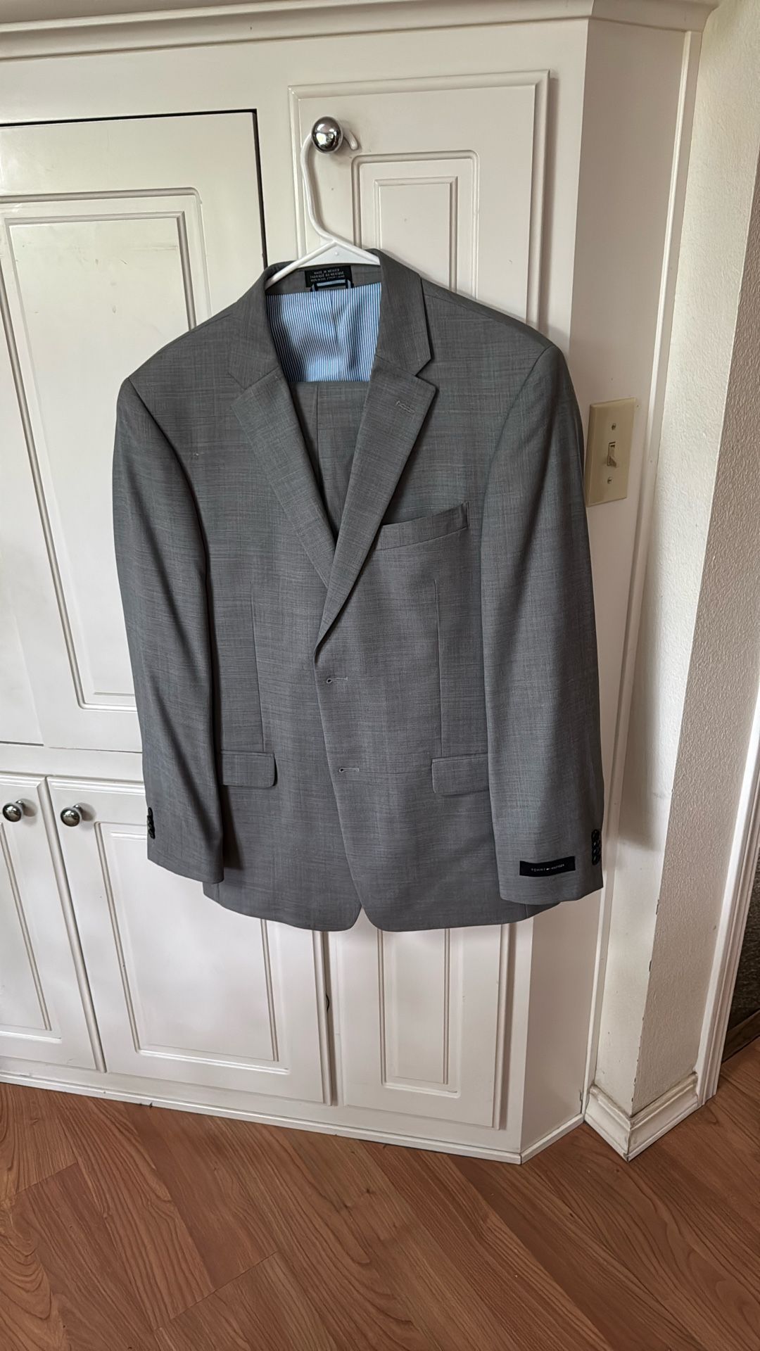 Suit Tommy Hilfiger Size Large