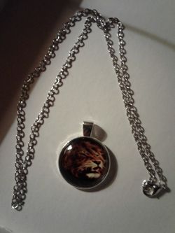 Lion pendant and chain