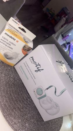 Motif electric breast pump and nursing pads