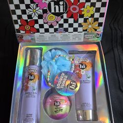 Looney Tunes Hi Peach Layne 4-Piece Suds and Soak Bath Set Spa Bubble Bath Bomb