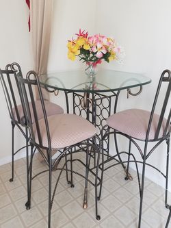 Moving 4 Sale , Bar stool table For Sale with 5 chair.