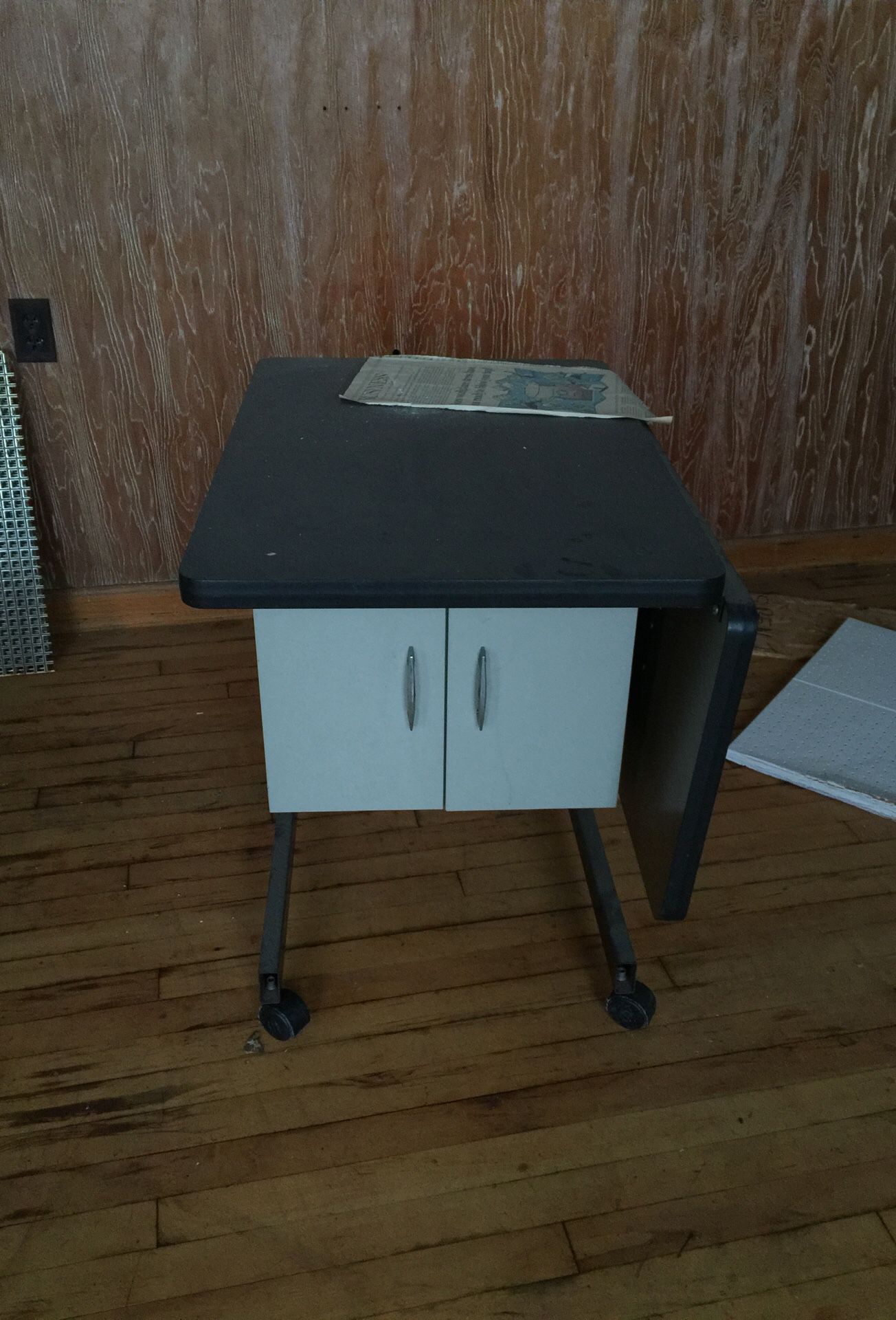 Small computer desk with two drawers