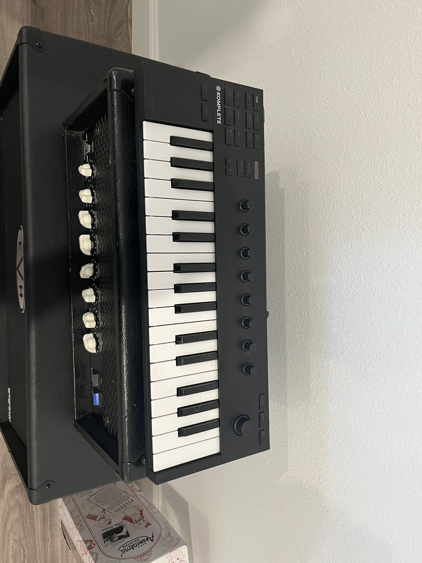 Komplete Kontrol M32 Midi Keyboard 