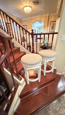 Set of 2 White Swivel Bar Stools farmhouse style in excellent condition