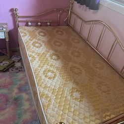 Twin day bed with mattress