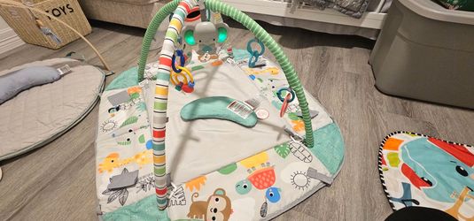 Baby playmat