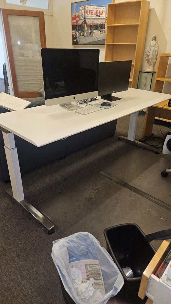 Sit To Stand Desk ( Herman Miller)
