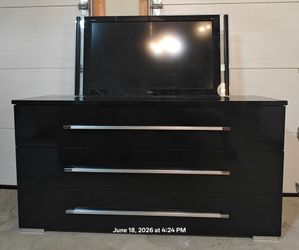 Nice black long dresser/ TV stand with big drawers in good condition all drawers working driveway pickup.
L63"*W19"*H33"