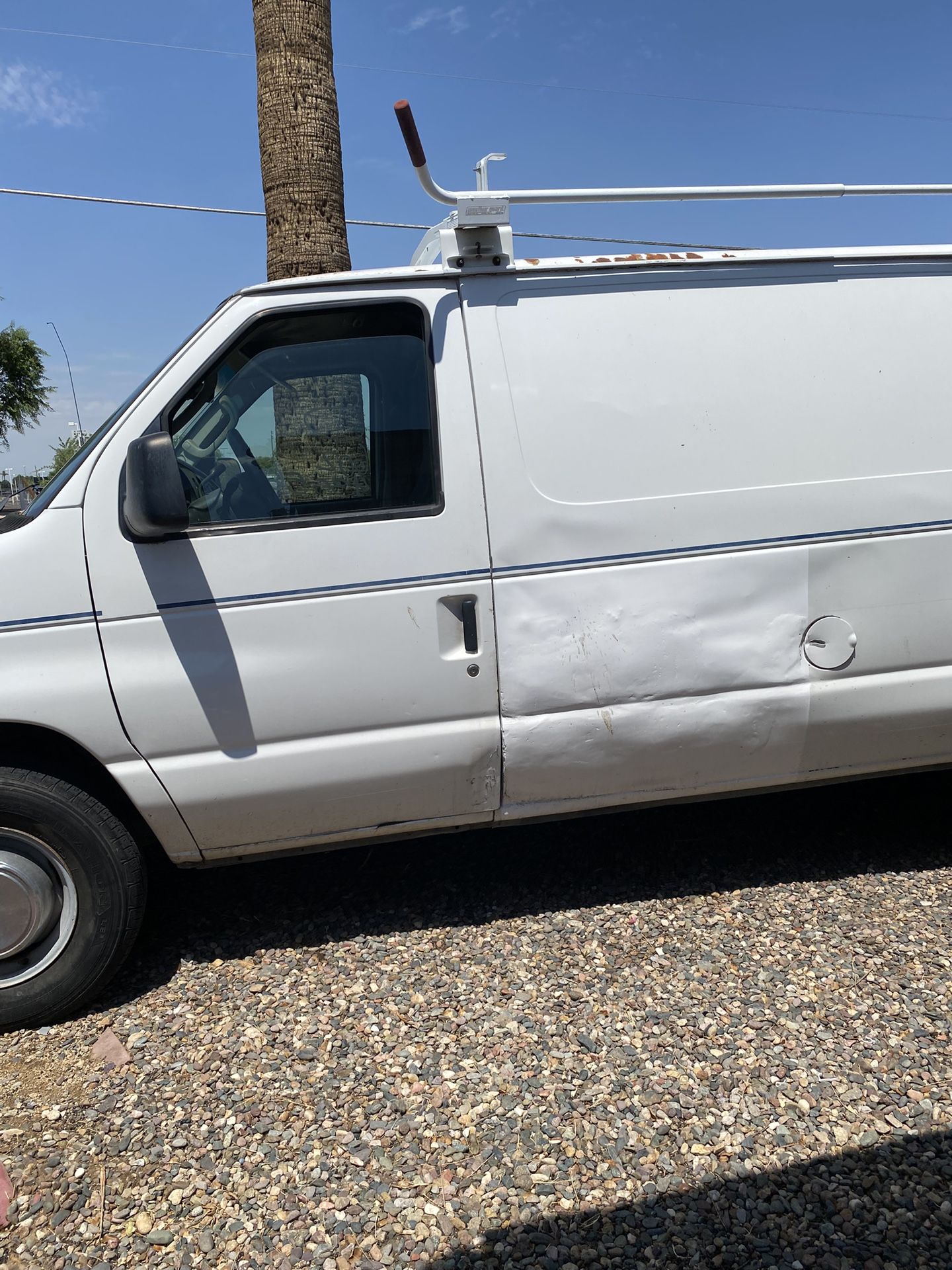 Ford E-350 Van