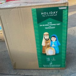 24 In Holy Family Set