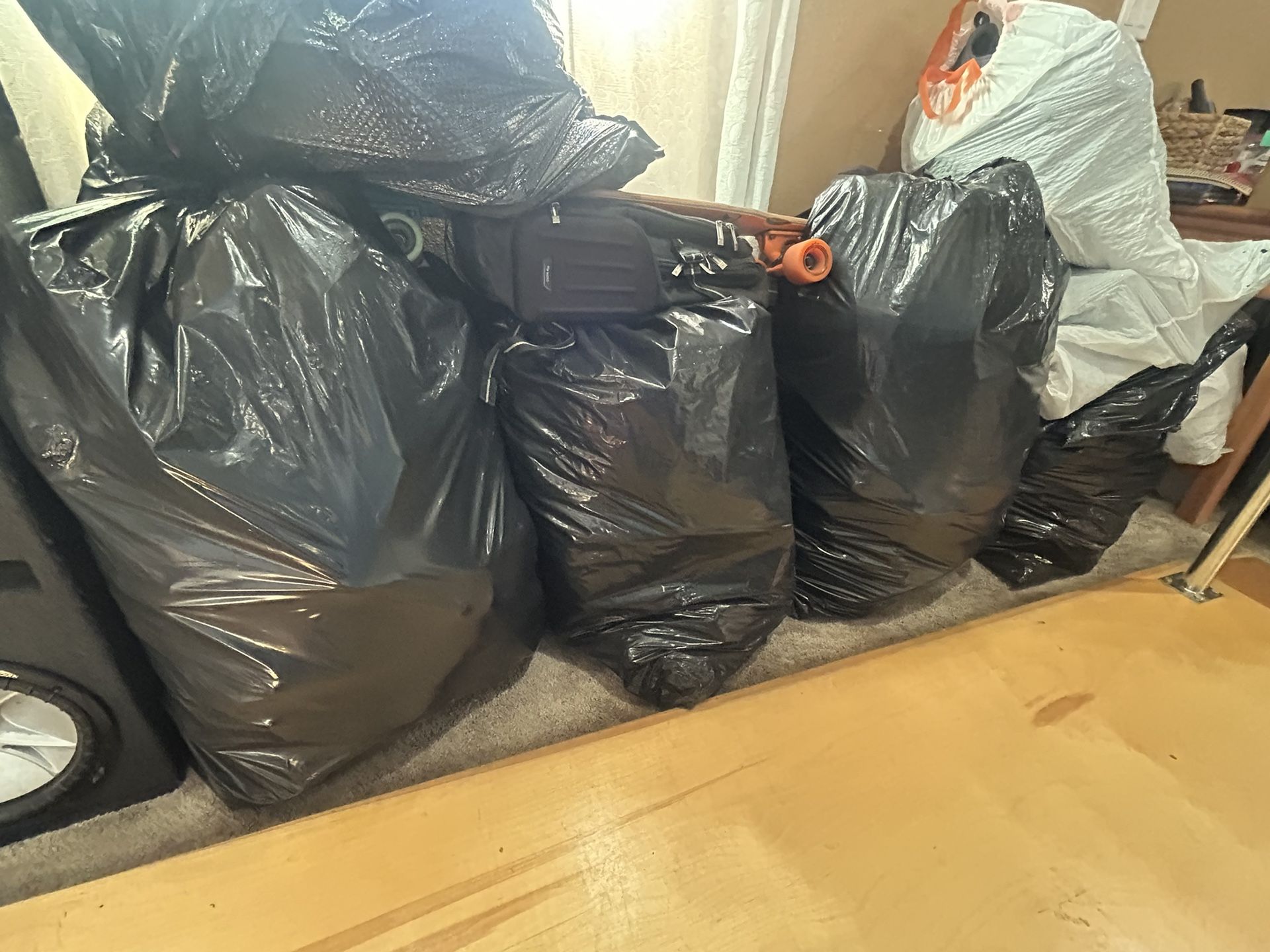 Vendo 5 Costales De Todo Tipo De Calzado.  Pueden Venir A Mirar Los Para Revendedores 