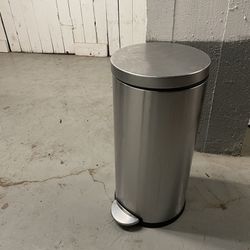 2 Nice Kitchen Garbage Cans, Smart Human, 1 Black 1 Polished Metal