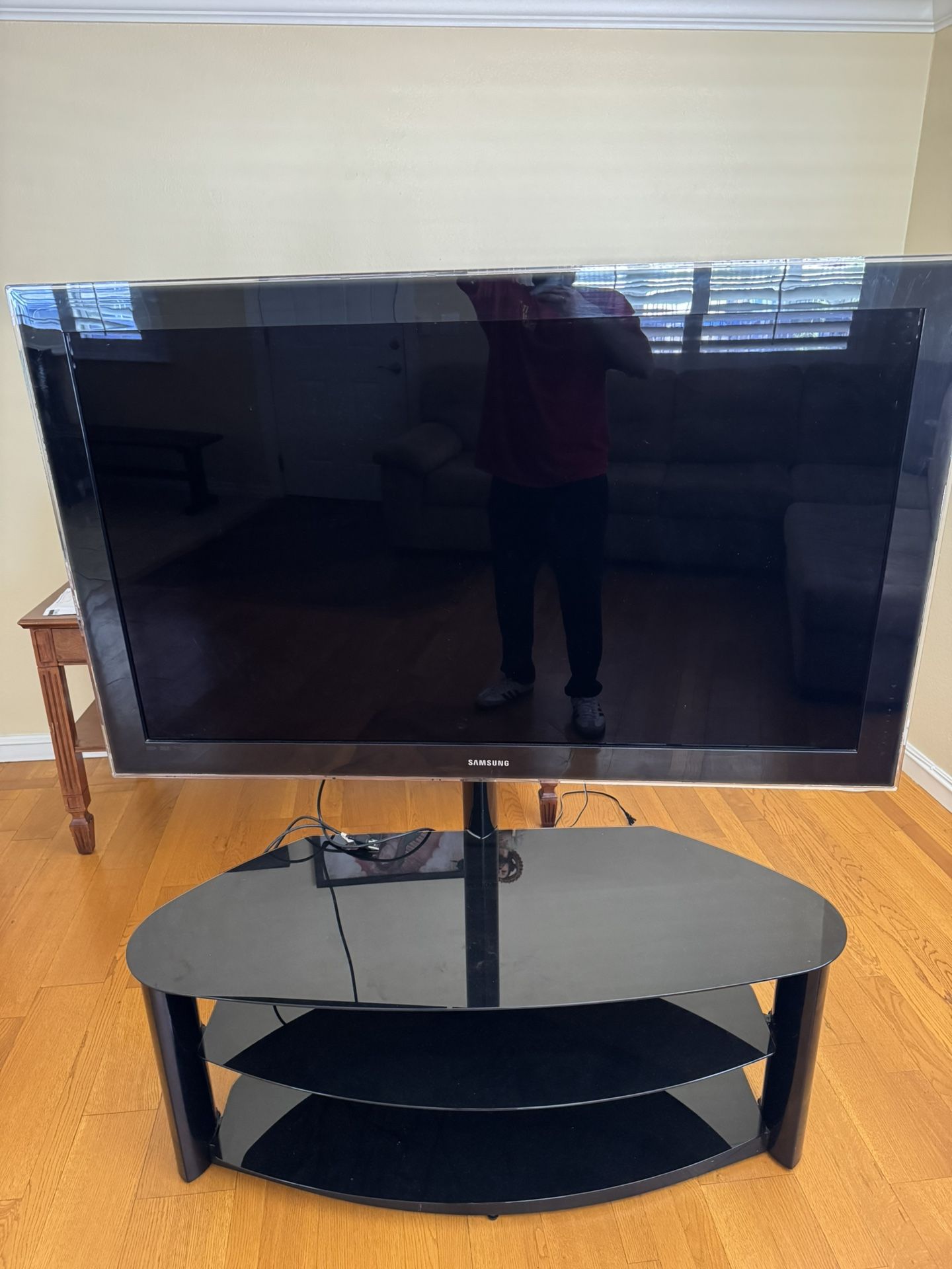 Samsung 55inch 1080p Full HD TV With TV Stand Already Mounted On