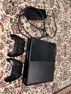 Xbox One w/ 2 controllers & power cord
