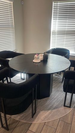 Round black table w/4 chairs