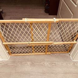Dog gate wood adjustable like new, have two piece 42*23