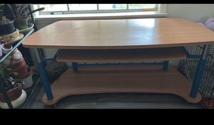 Desk with wheels blue accent