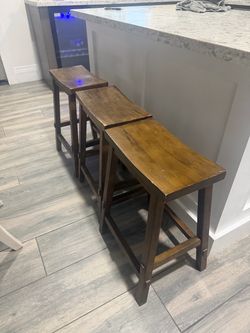 Barstools total 3