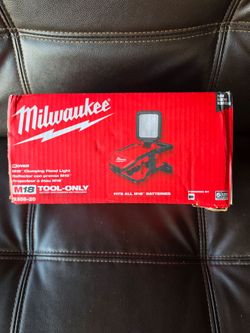 Milwaukee M18 2000 Lumens Rover LED Clamping Flood Light (Tool Only)