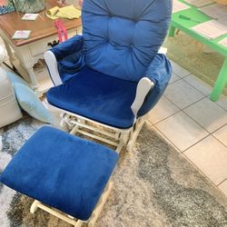 Like New Heritage Glider With Ottoman 