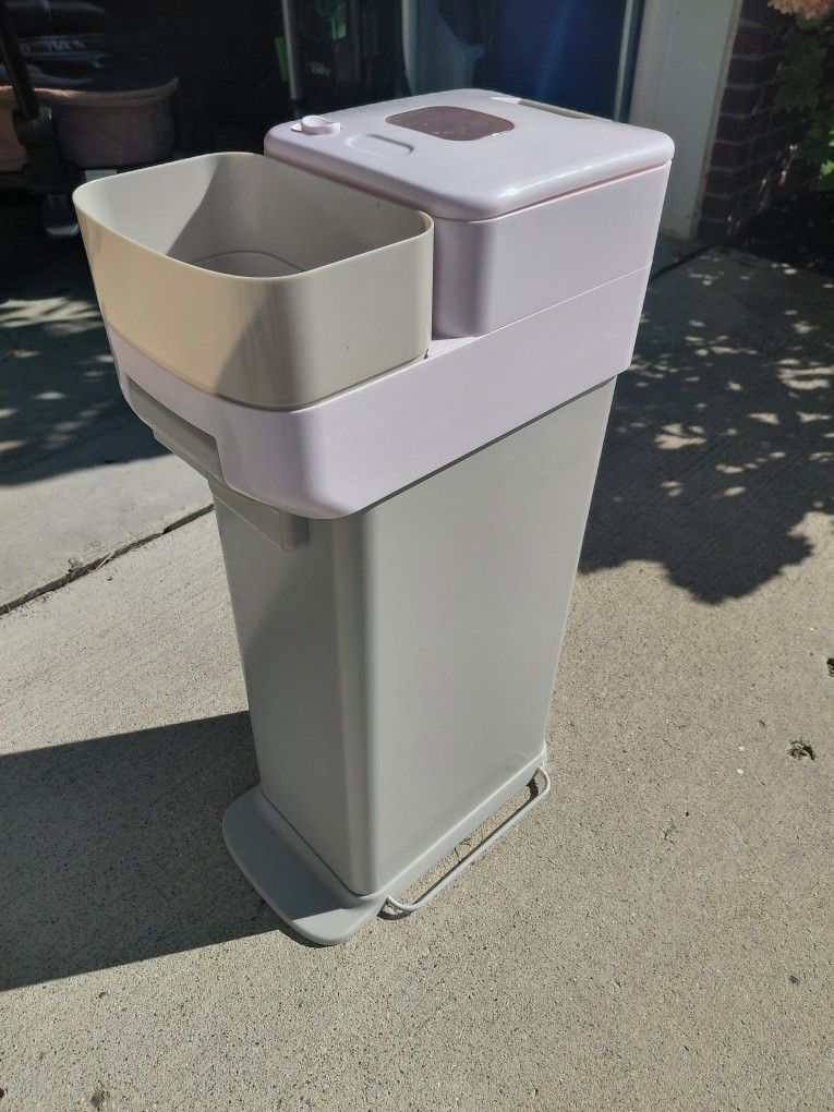 Diaper Bin With Step