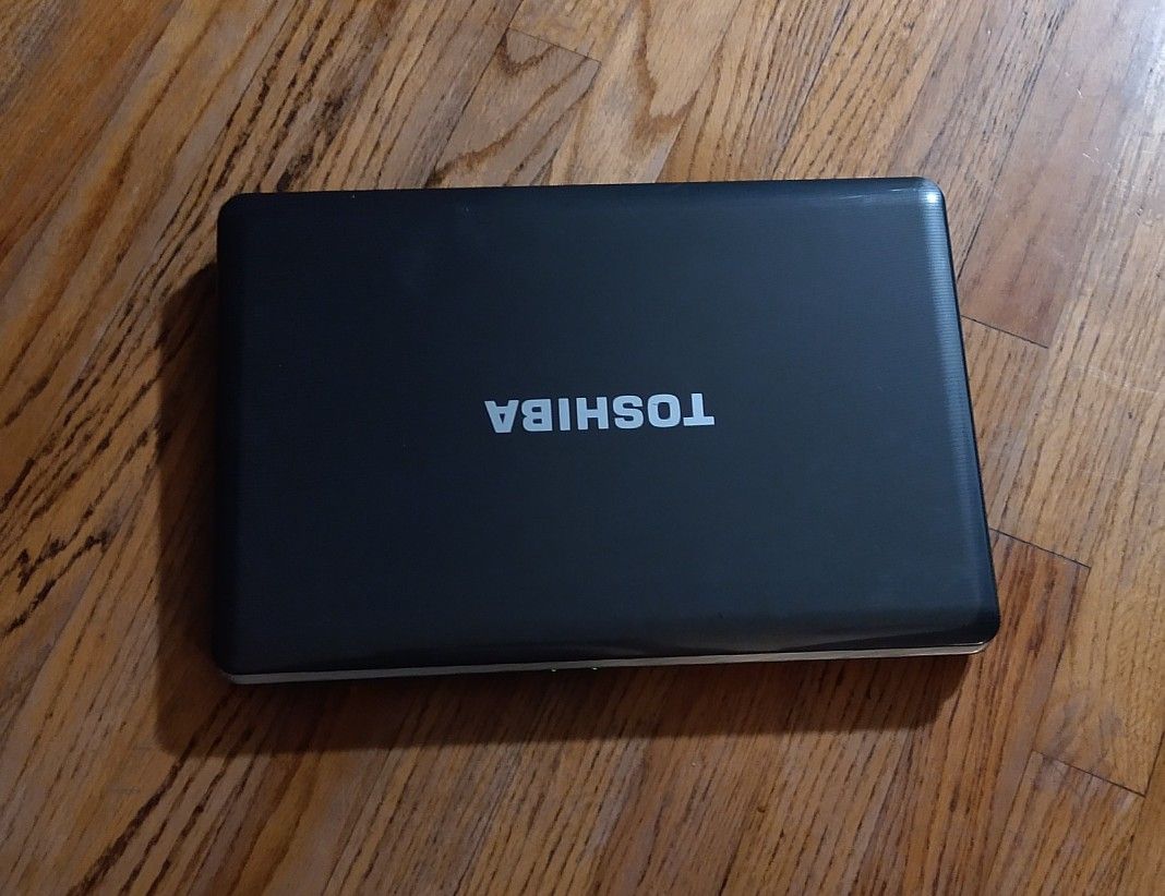 Toshiba 16" Laptop Duo Core CPU 3 GB Ram 320 GB HD DVD-RW Wi-Fi Windows 10