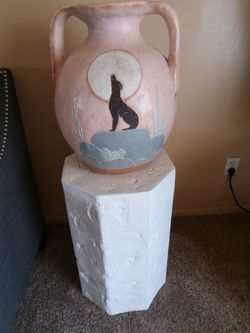 Vintage 24 inch plaster of Paris floor pedestal with desert scene vase like new very heavy located in palm springs ca excellent