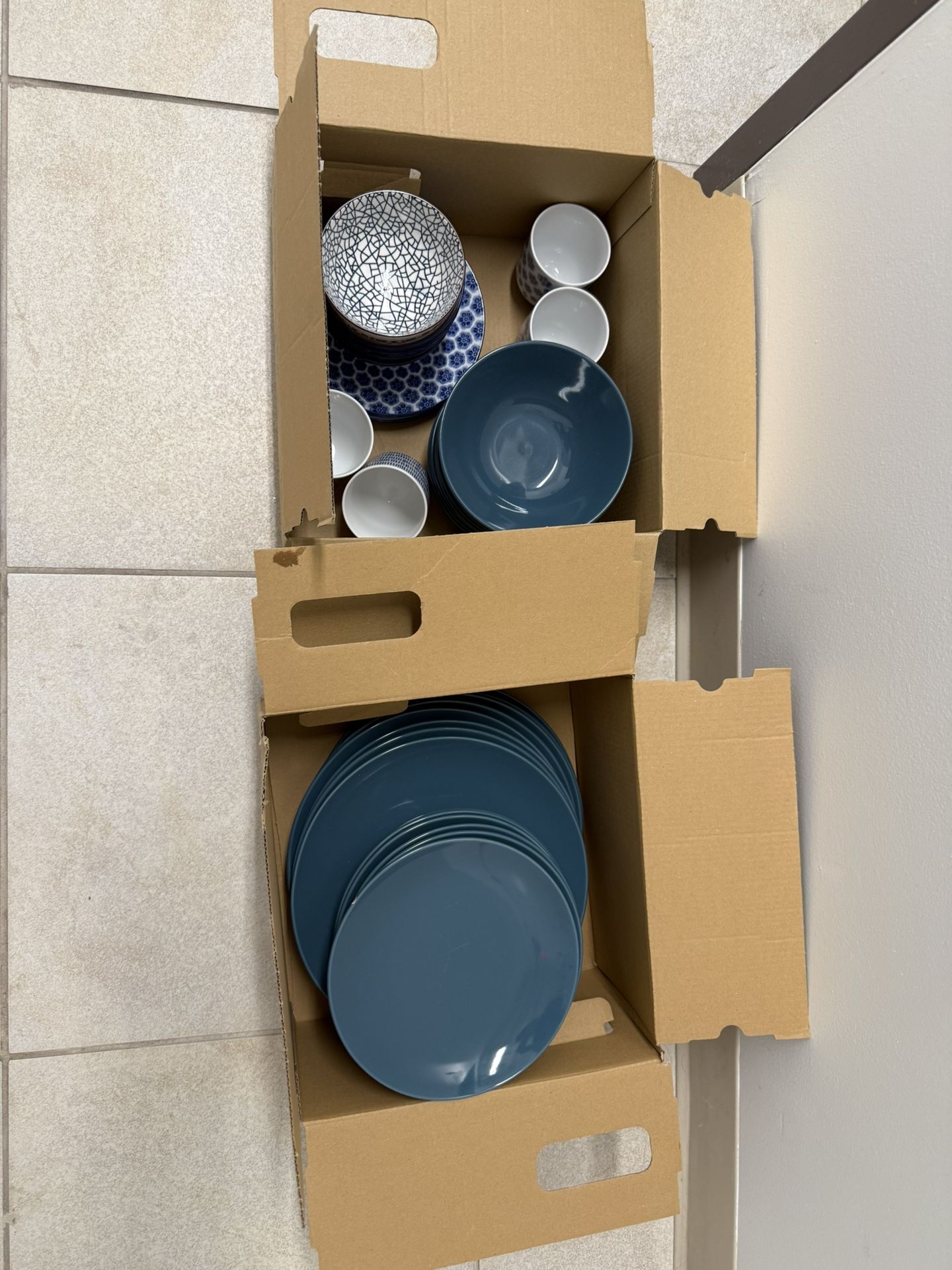 Amazon Basics 40 Pieces Dinnerware Sets, Plates and Bowls, Service for 6, Deep Teal