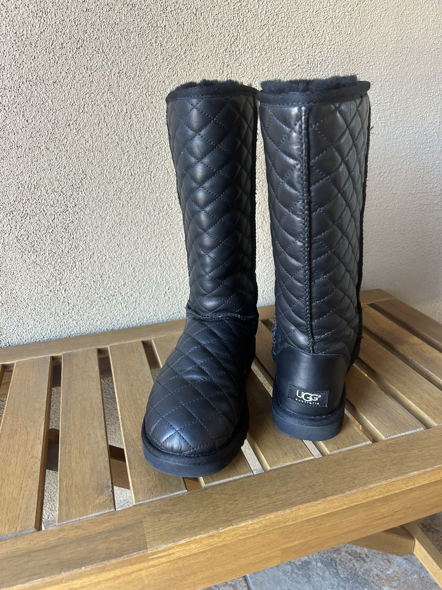 Women’s Sz 8 Quilted Leather Ugg Boots Black