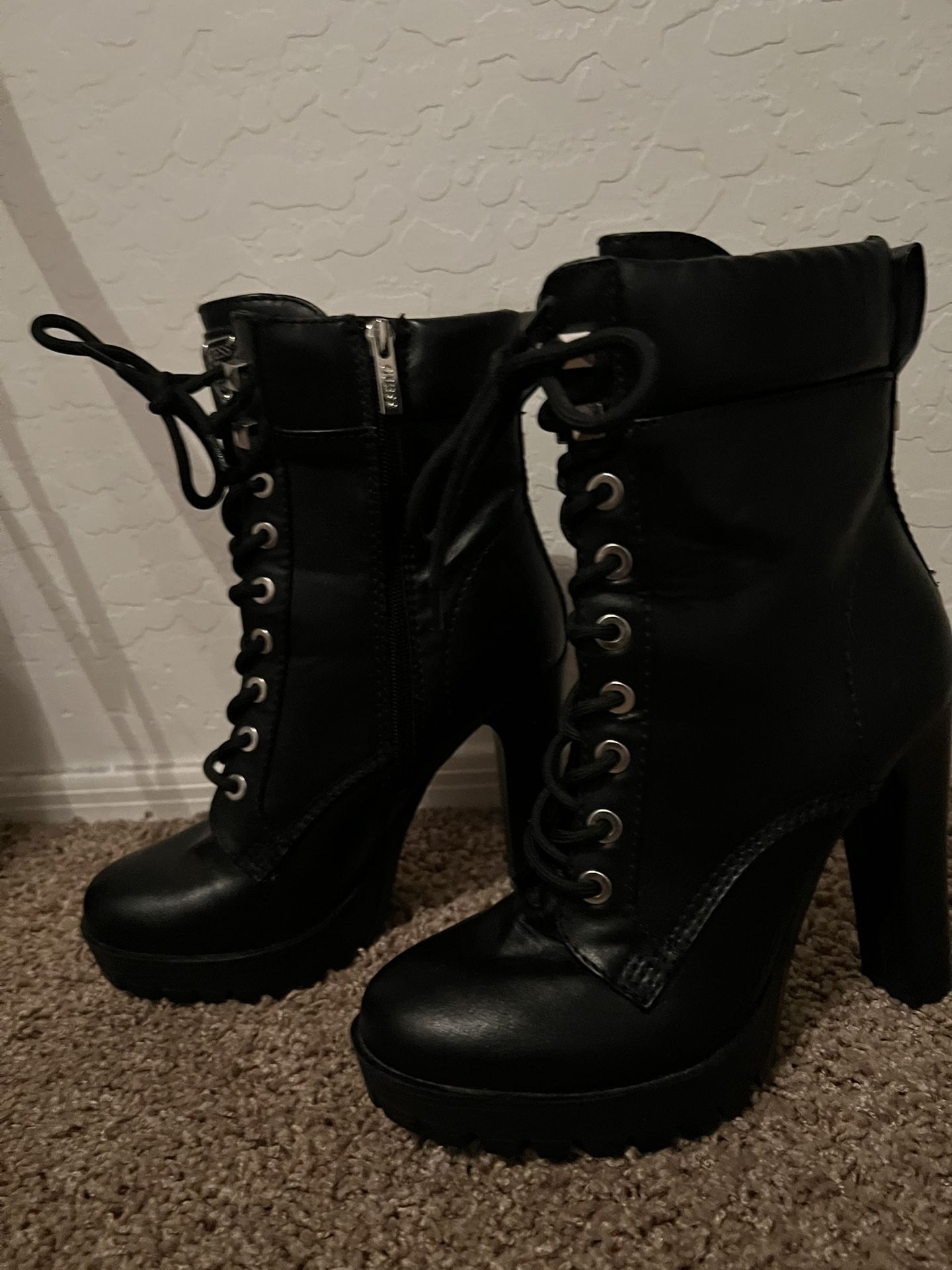 New Women Guesss Boots heels Size 8.5 New