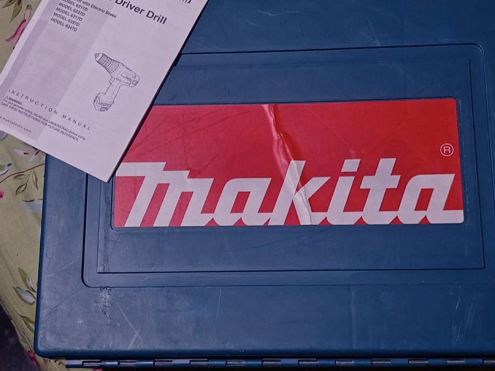 makita impact driver   screwgun 6337D with 2 14V batteries and charging station 