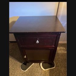 BEAUTIFUL "CHERRY 🍒 FINISH" END TABLE WITH TOP PULL OUT DRAWER & BOTTOM OPEN FRONT DOOR 