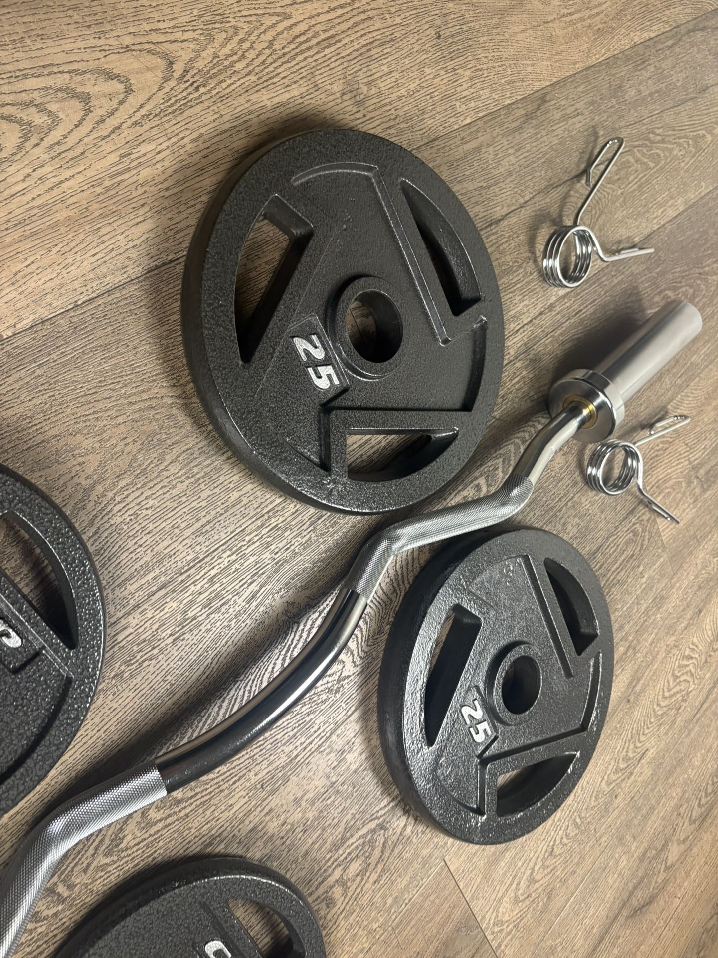 Beautiful BRAND NEW Curl Bar With Pair Of 25s And 10s