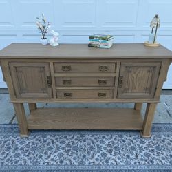 ✨ Nichols & Stone Solid Oak Sideboard / Buffet ✨