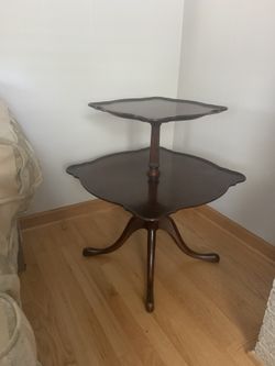 Mahogany 2 tiered end table.