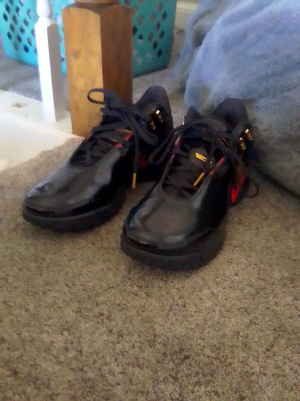 Adidas Tennis Shoes Size 9