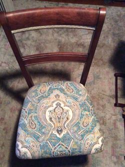 GREAT ACCENT WOODEN CHAIR