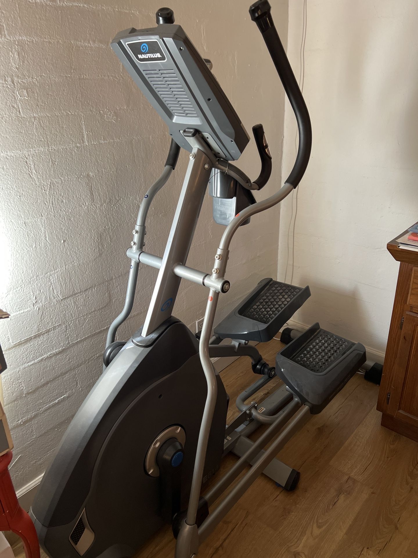Nautilus E614 Elliptical – Fan/USB/Speakers – Works Great – Tempe/ASU – Minor Pedal Creak