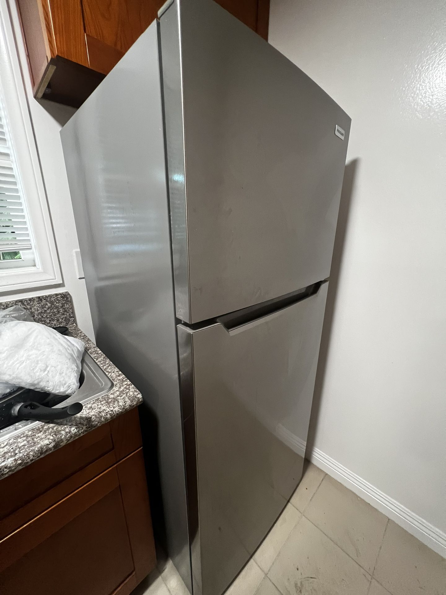 17.6 Cu. Ft. Top Freezer Refrigerator with a Fingerprint-Resistant Stainless Steel look