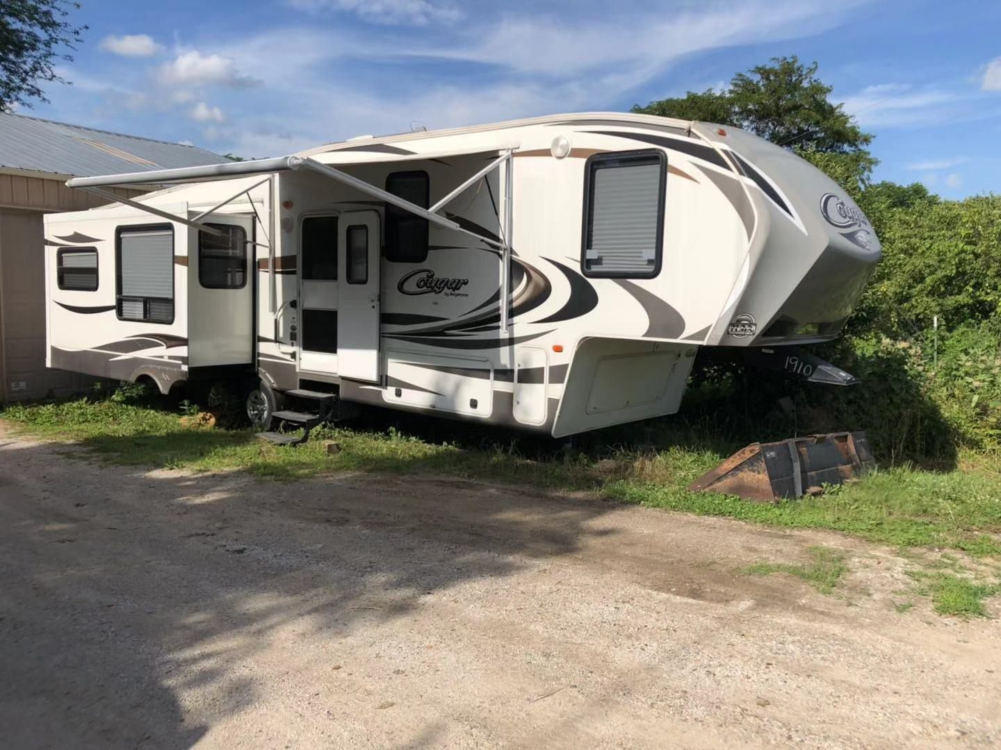 Good condition 2014 cougar fifth wheel camper for sale