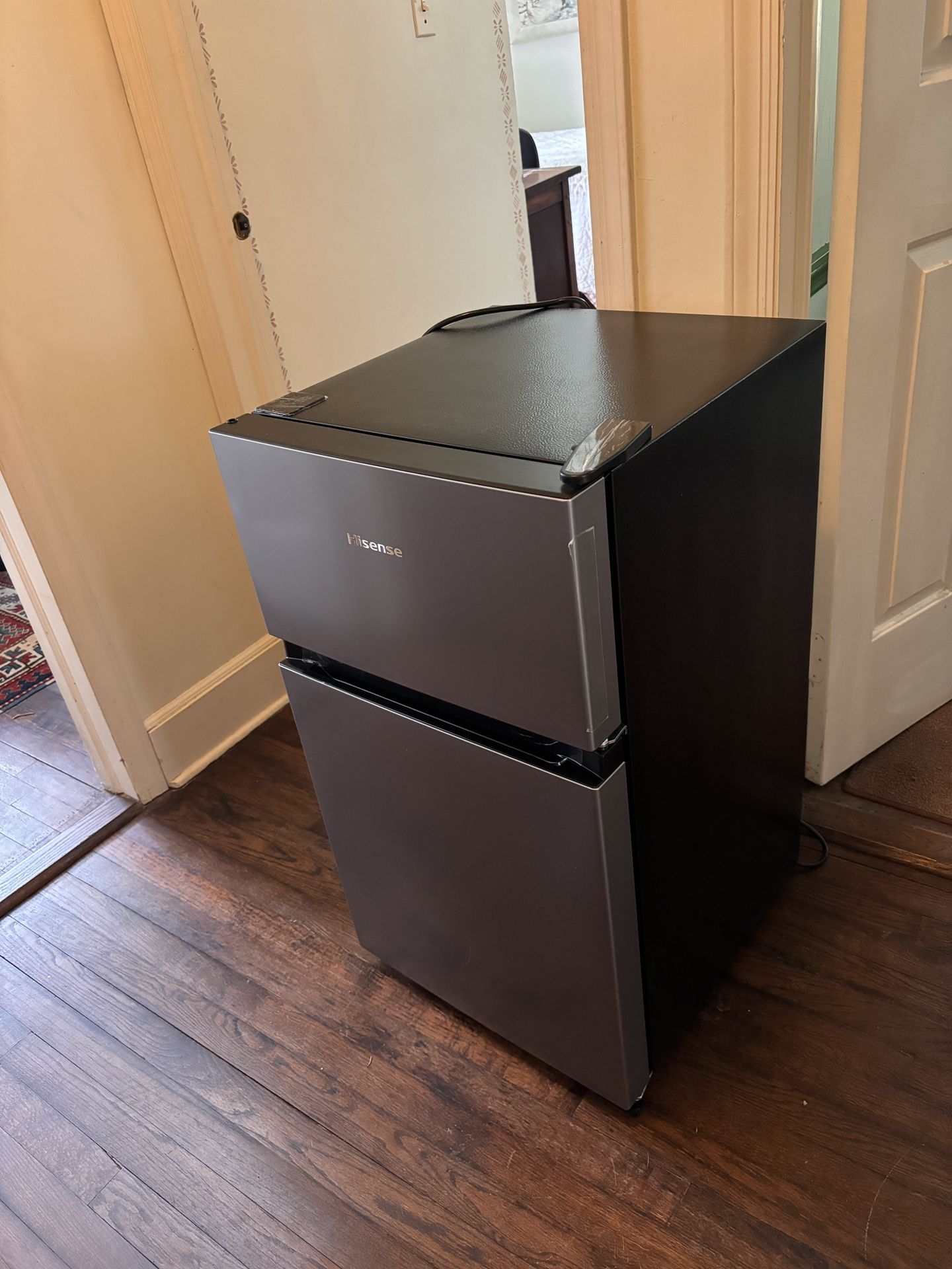 Hisense 3.1-cu ft Mini Fridge with Freezer (Sliver) ENERGY STAR - like new
