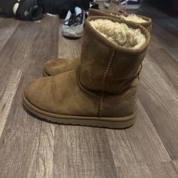 Size 4 Kids Uggs 