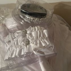 Wedding Dress – Size 8 – New – Includes Veil & Accessories