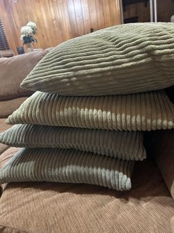 4 Decorative Pillows