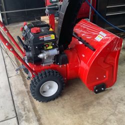 Mower Troy Bilt brand new 24 inch snowblower electric start self-propelled