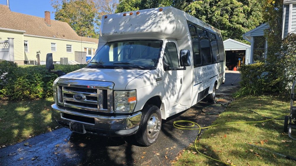 2010 Ford E-350