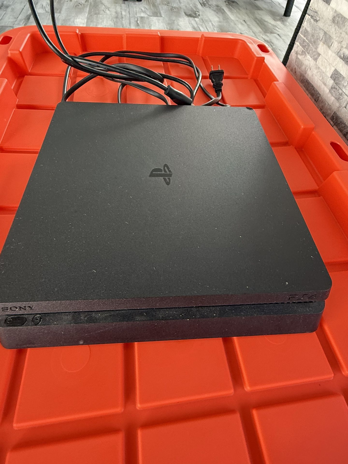 Ps4 with two controllers (slightly used 0 drift stick)
